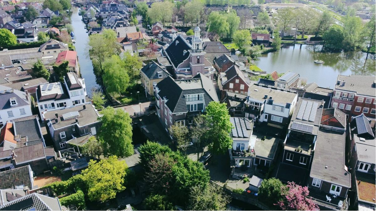 Luchtfoto van het dorp Hardinxveld-Giessendam, gebruikt op de werkgeverspagina